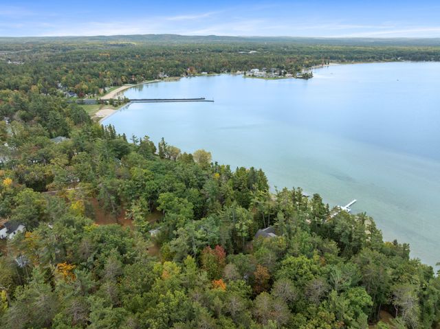 6613 Hillside Avenue, Indian River, MI 49749