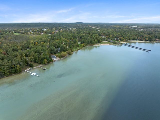 6613 Hillside Avenue, Indian River, MI 49749