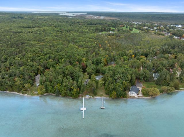 6613 Hillside Avenue, Indian River, MI 49749