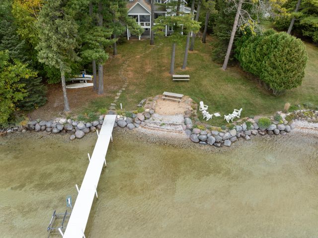 6613 Hillside Avenue, Indian River, MI 49749