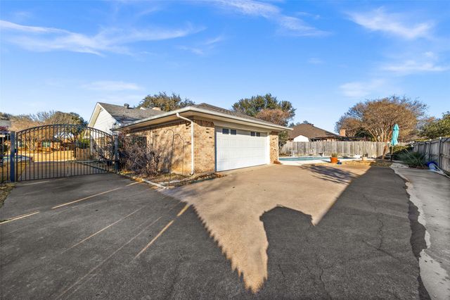 1116 Clear View Drive, Bedford, TX 76021