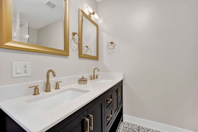 3806 S INDIANA Avenue, Chicago, IL 60653