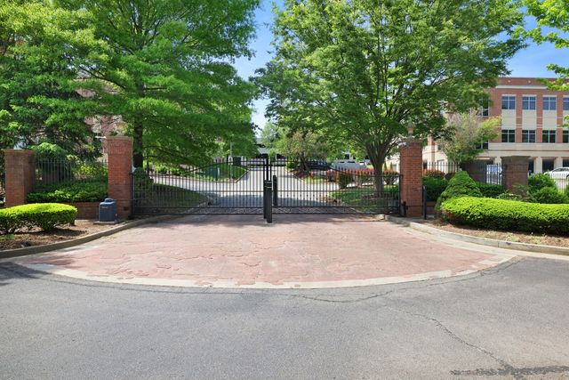 311 Seven Springs Way Apt 104, Brentwood, TN 37027