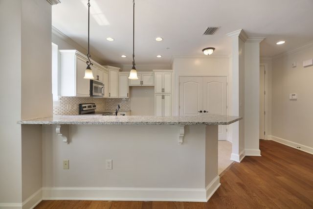 311 Seven Springs Way Apt 104, Brentwood, TN 37027