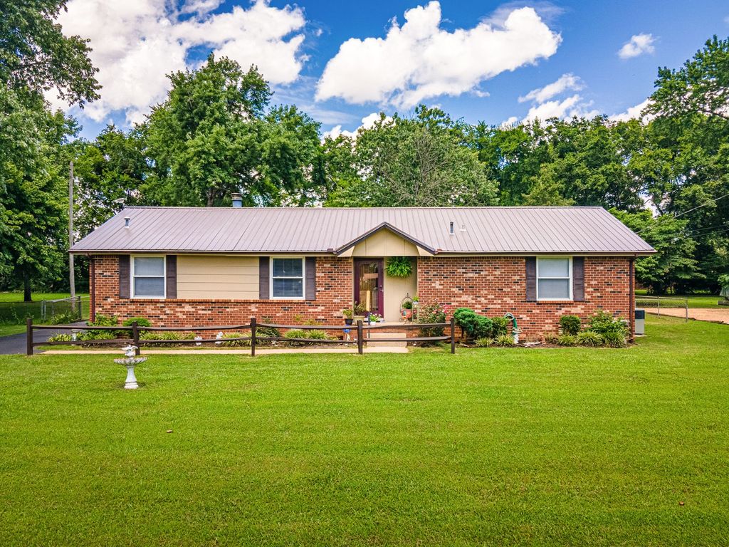 620 General Barksdale Dr, Smyrna, TN 37167