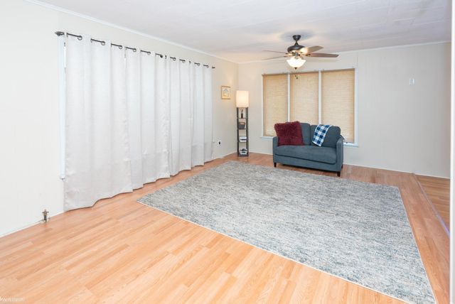 2118 Lennon Street, Grosse Pointe Woods, MI 48236