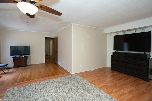 2118 Lennon Street, Grosse Pointe Woods, MI 48236