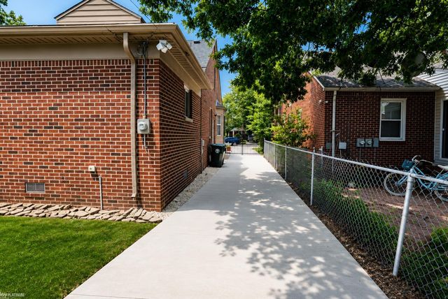 2118 Lennon Street, Grosse Pointe Woods, MI 48236