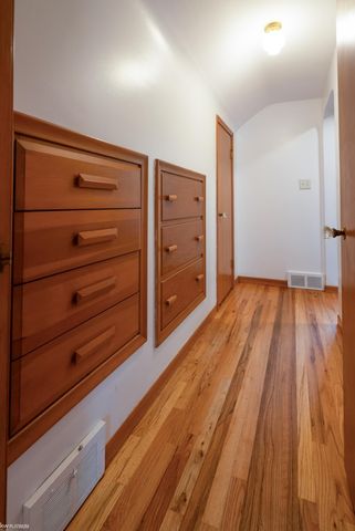 2118 Lennon Street, Grosse Pointe Woods, MI 48236