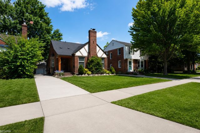 2118 Lennon Street, Grosse Pointe Woods, MI 48236