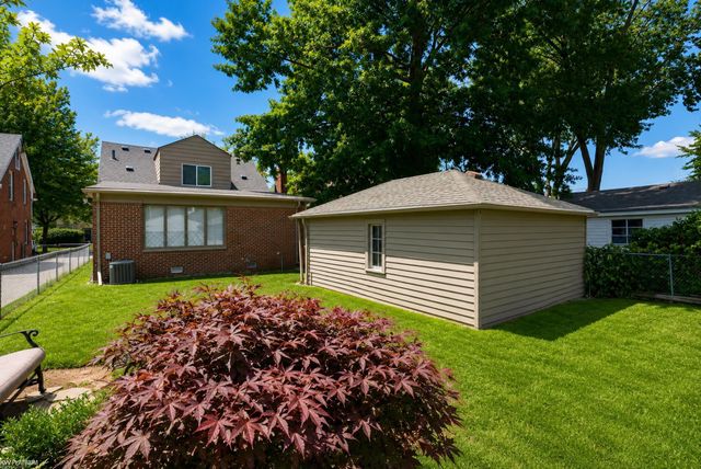 2118 Lennon Street, Grosse Pointe Woods, MI 48236
