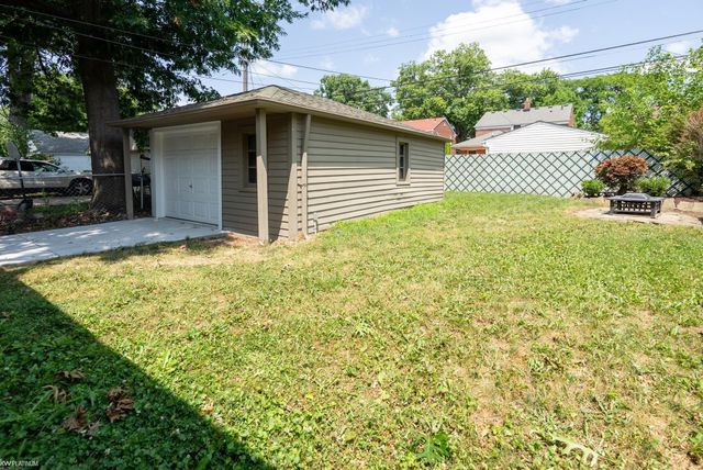 2118 Lennon Street, Grosse Pointe Woods, MI 48236