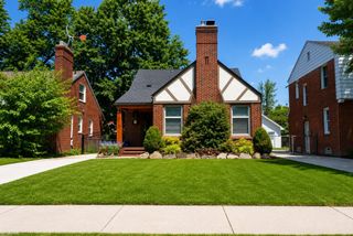 2118 Lennon Street, Grosse Pointe Woods, MI 48236