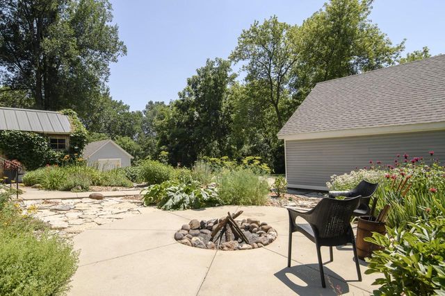 W247S8375 Stonehill DRIVE, Mukwonago, WI 53149