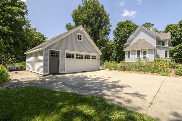 W247S8375 Stonehill DRIVE, Mukwonago, WI 53149