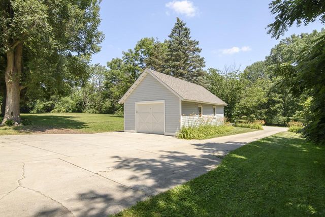 W247S8375 Stonehill DRIVE, Mukwonago, WI 53149