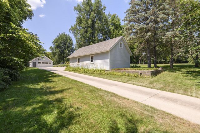 W247S8375 Stonehill DRIVE, Mukwonago, WI 53149