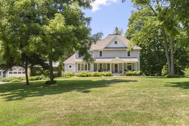 W247S8375 Stonehill DRIVE, Mukwonago, WI 53149
