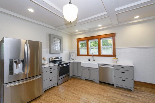 W247S8375 Stonehill DRIVE, Mukwonago, WI 53149