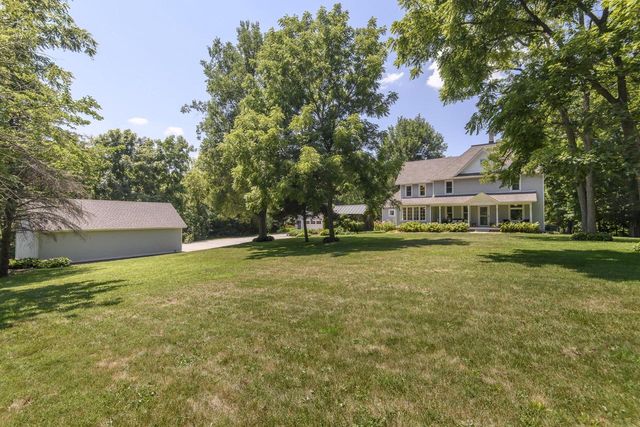 W247S8375 Stonehill DRIVE, Mukwonago, WI 53149