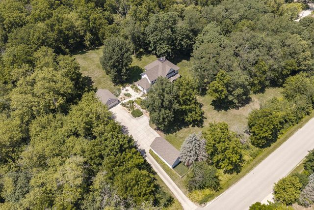 W247S8375 Stonehill DRIVE, Mukwonago, WI 53149