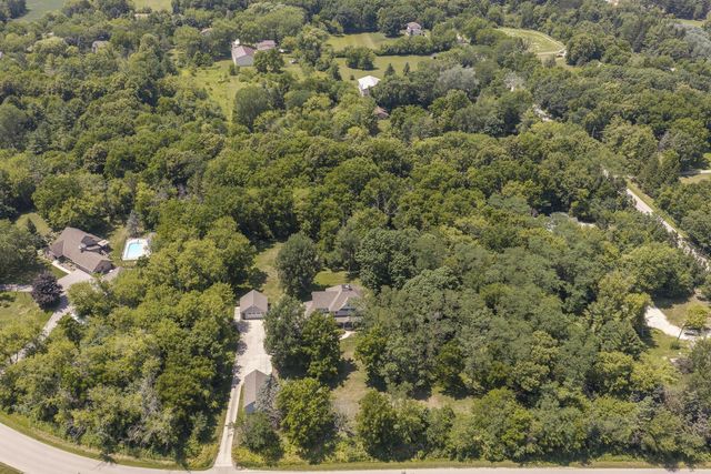 W247S8375 Stonehill DRIVE, Mukwonago, WI 53149