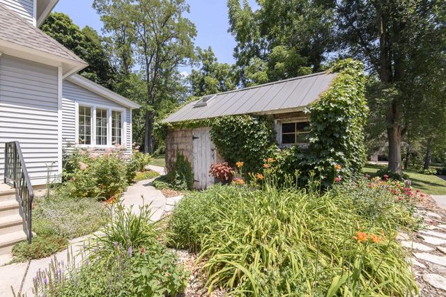 W247S8375 Stonehill DRIVE, Mukwonago, WI 53149