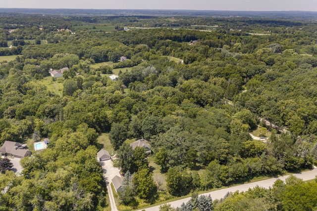 W247S8375 Stonehill DRIVE, Mukwonago, WI 53149