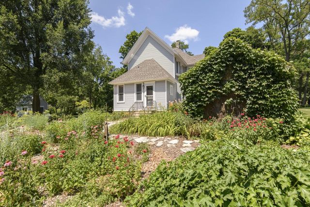 W247S8375 Stonehill DRIVE, Mukwonago, WI 53149
