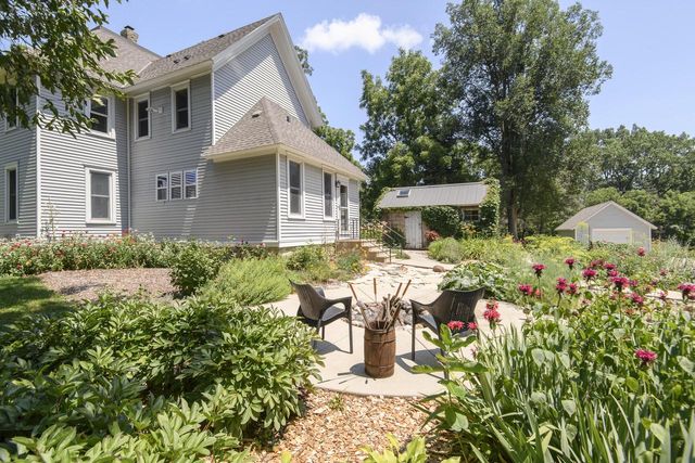 W247S8375 Stonehill DRIVE, Mukwonago, WI 53149