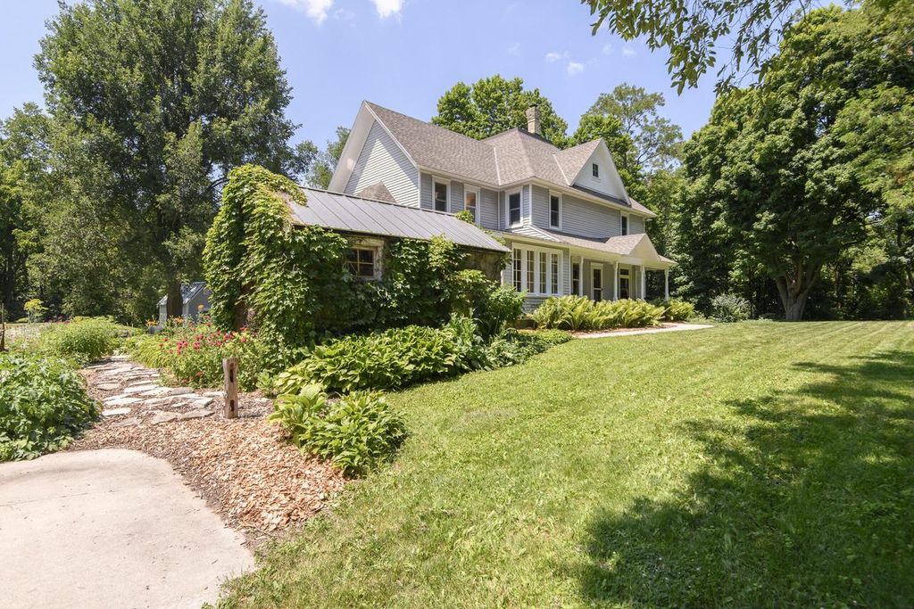 W247S8375 Stonehill DRIVE, Mukwonago, WI 53149