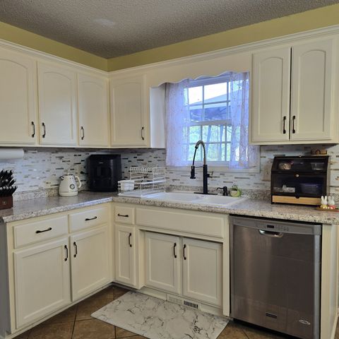 1327 Bluebonnet Dr, Clarksville, TN 37042