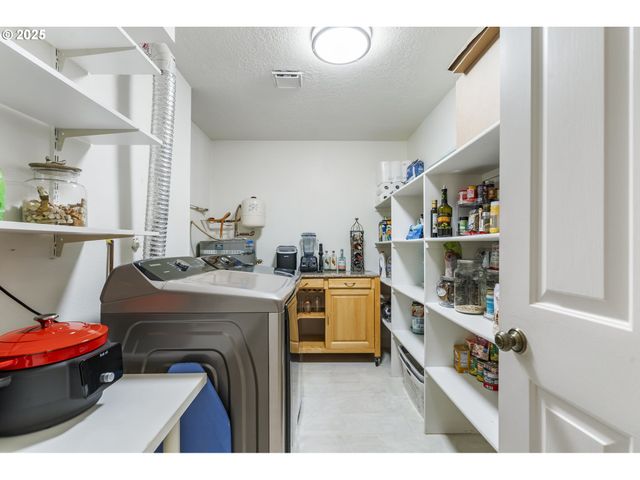 4000 CARMAN Dr E-68, Lake Oswego, OR 97035