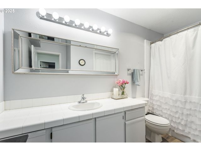 4000 CARMAN Dr E-68, Lake Oswego, OR 97035