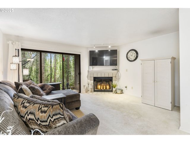 4000 CARMAN Dr E-68, Lake Oswego, OR 97035