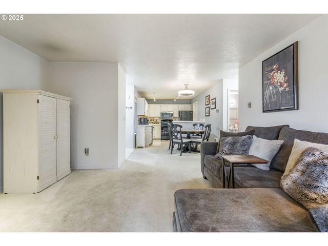 4000 CARMAN Dr E-68, Lake Oswego, OR 97035