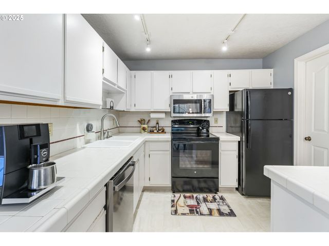 4000 CARMAN Dr E-68, Lake Oswego, OR 97035