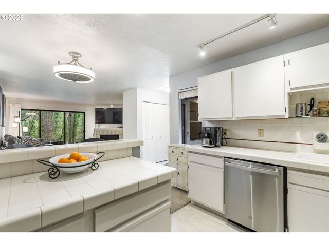 4000 CARMAN Dr E-68, Lake Oswego, OR 97035