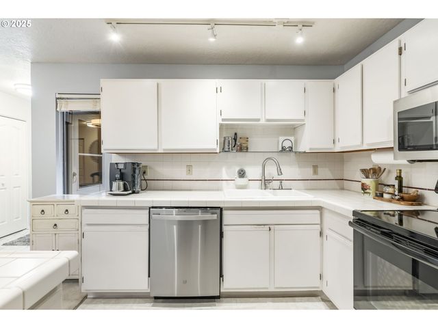 4000 CARMAN Dr E-68, Lake Oswego, OR 97035