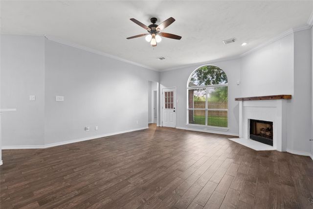 323 Colony Creek Drive, Dickinson, TX 77539