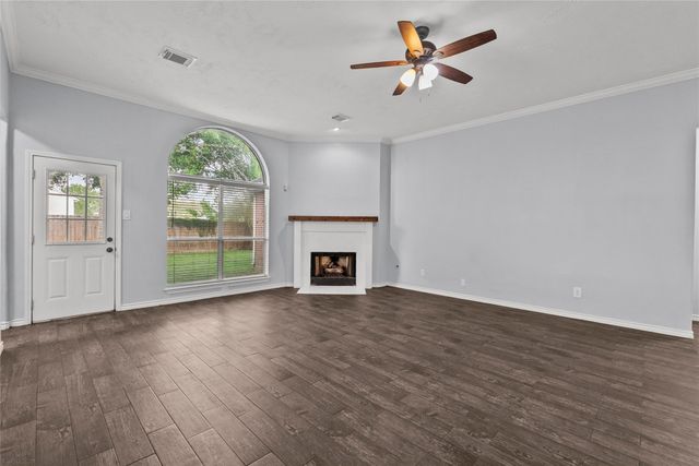 323 Colony Creek Drive, Dickinson, TX 77539