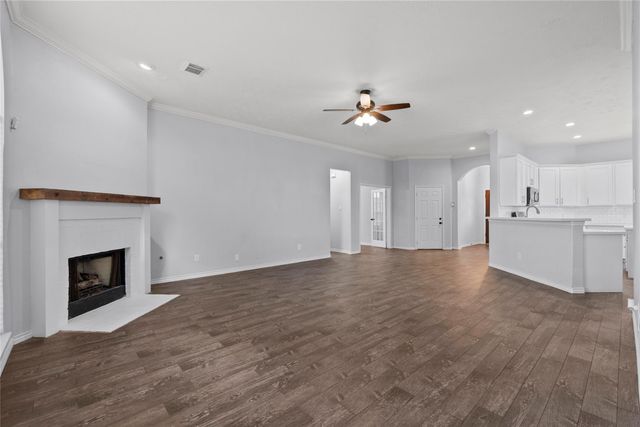 323 Colony Creek Drive, Dickinson, TX 77539