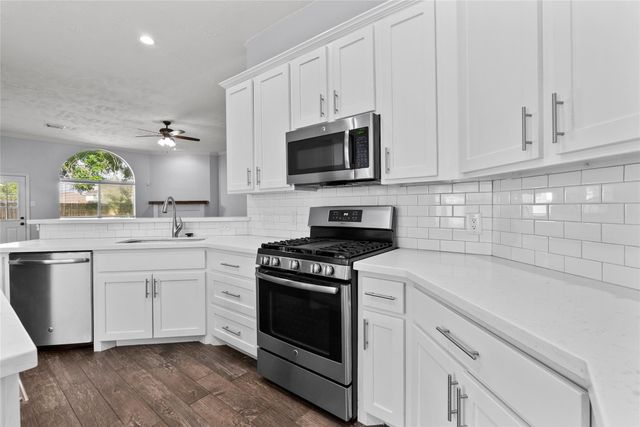 323 Colony Creek Drive, Dickinson, TX 77539