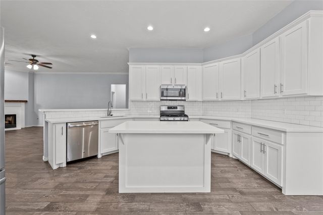 323 Colony Creek Drive, Dickinson, TX 77539