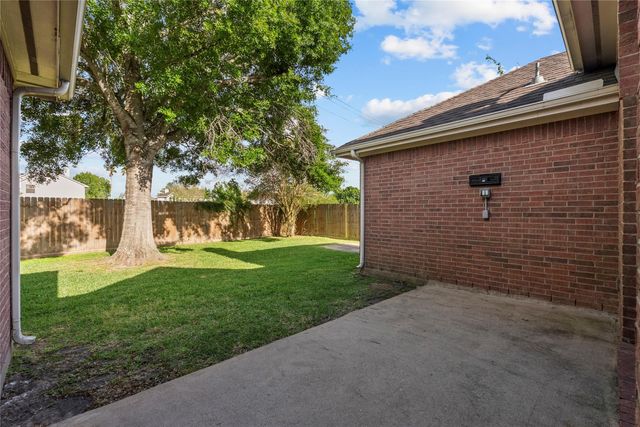 323 Colony Creek Drive, Dickinson, TX 77539