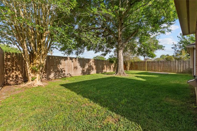 323 Colony Creek Drive, Dickinson, TX 77539