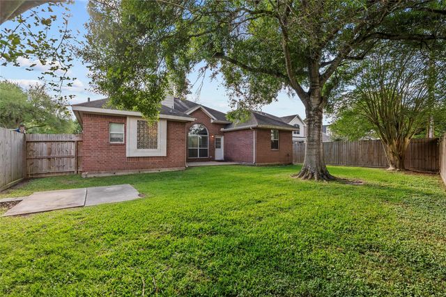 323 Colony Creek Drive, Dickinson, TX 77539
