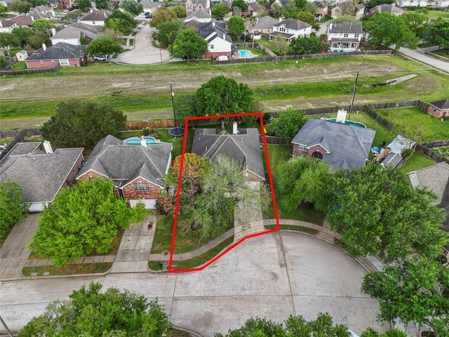 323 Colony Creek Drive, Dickinson, TX 77539
