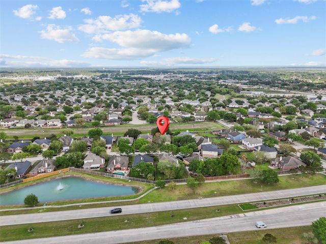 323 Colony Creek Drive, Dickinson, TX 77539