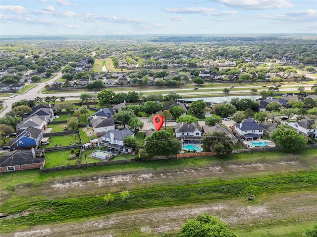 323 Colony Creek Drive, Dickinson, TX 77539